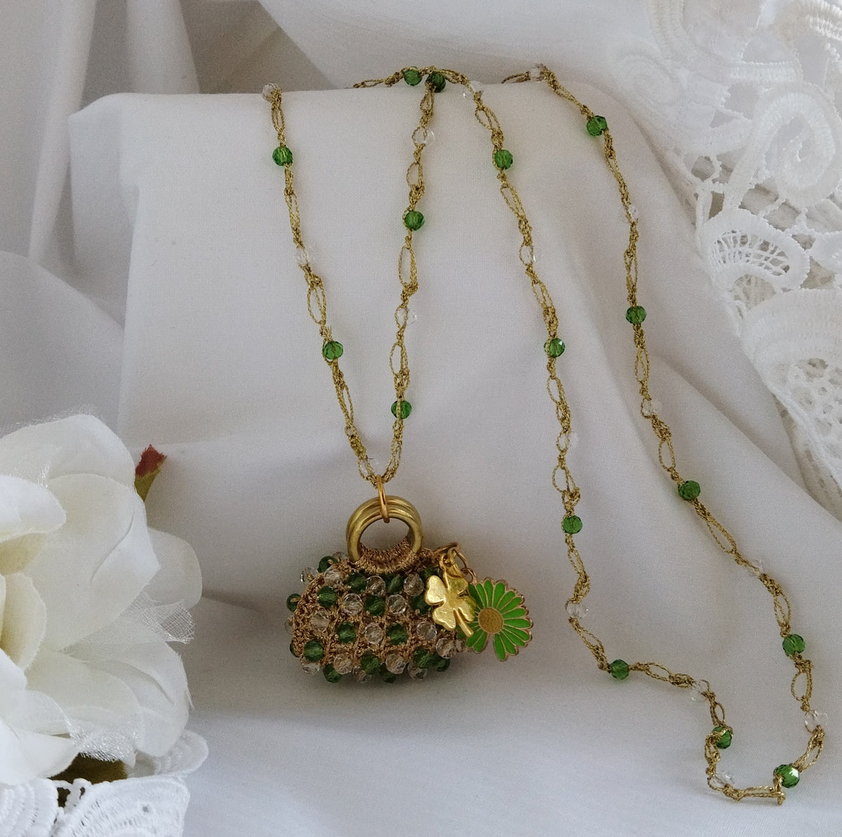 Collana in pizzo uncinetto “Scrigno di Luce” multicolor