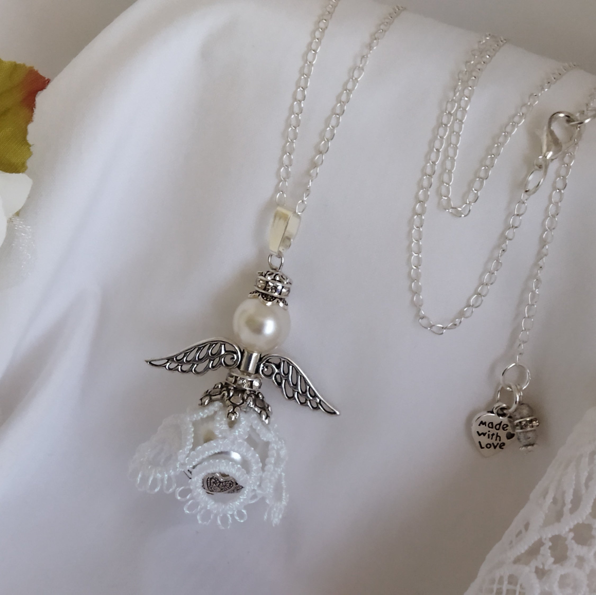 Ciondolo Angelo “Luce del Cuore” – Pizzo bianco -Fatto a Mano