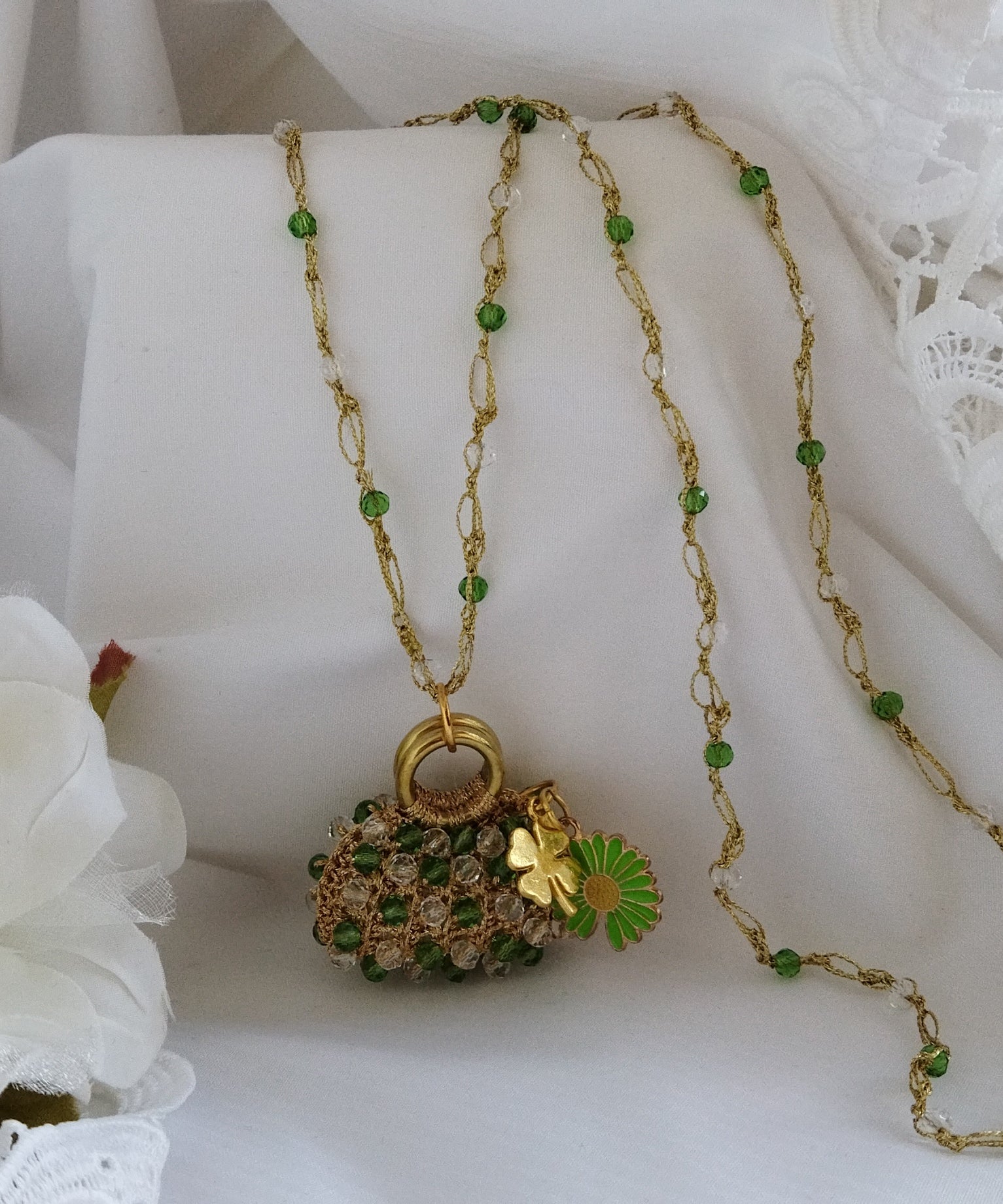 Collana in pizzo uncinetto “Scrigno di Luce” multicolor