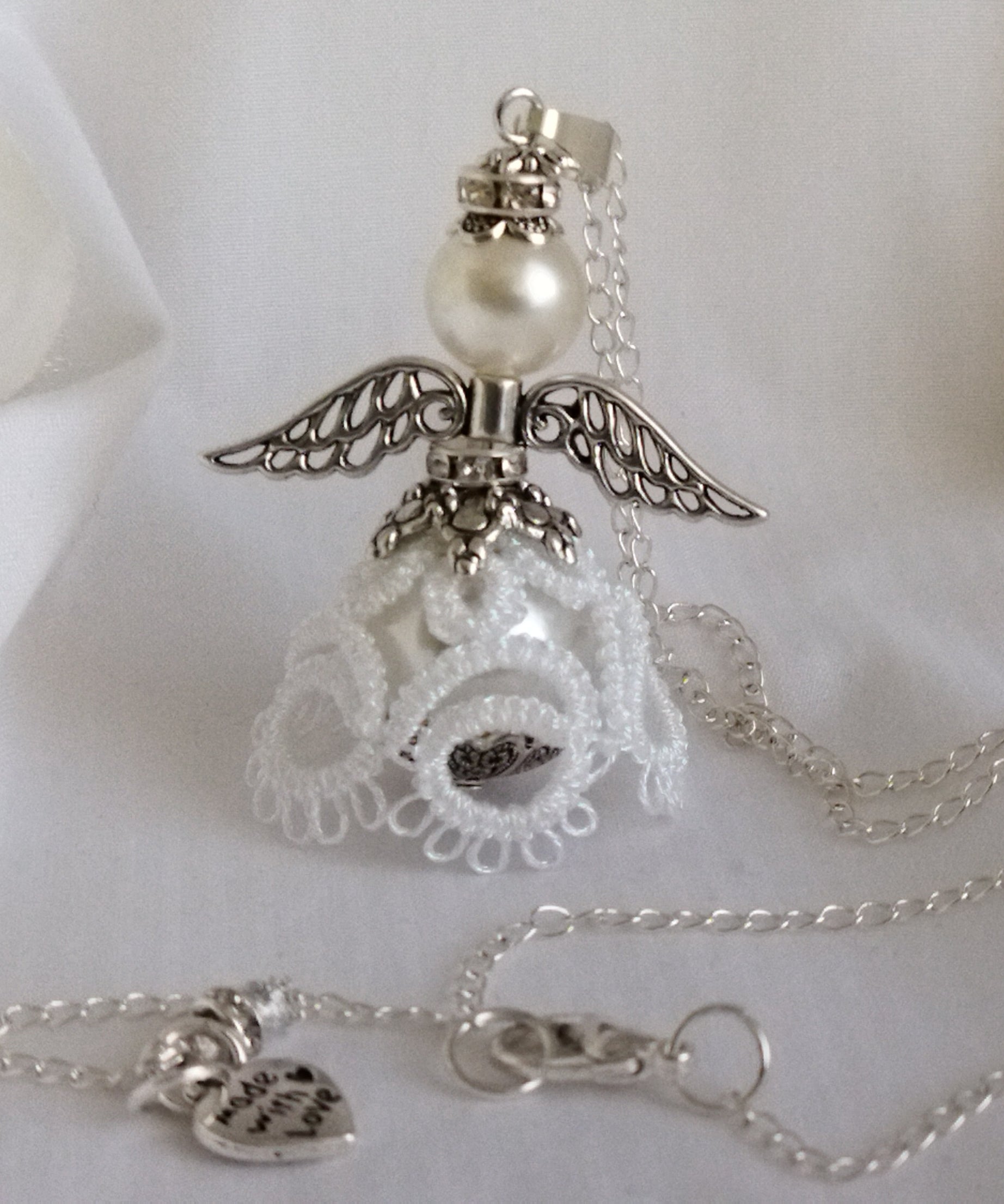 Ciondolo Angelo “Luce del Cuore” –  Pizzo bianco -Fatto a Mano