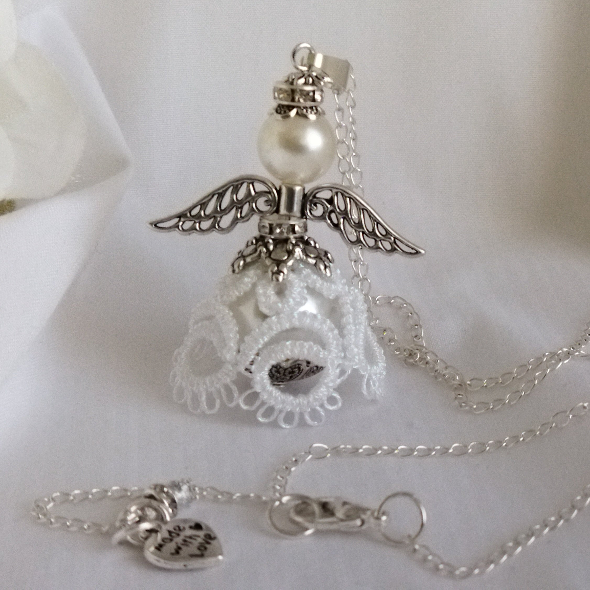Ciondolo Angelo “Luce del Cuore” –  Pizzo bianco -Fatto a Mano