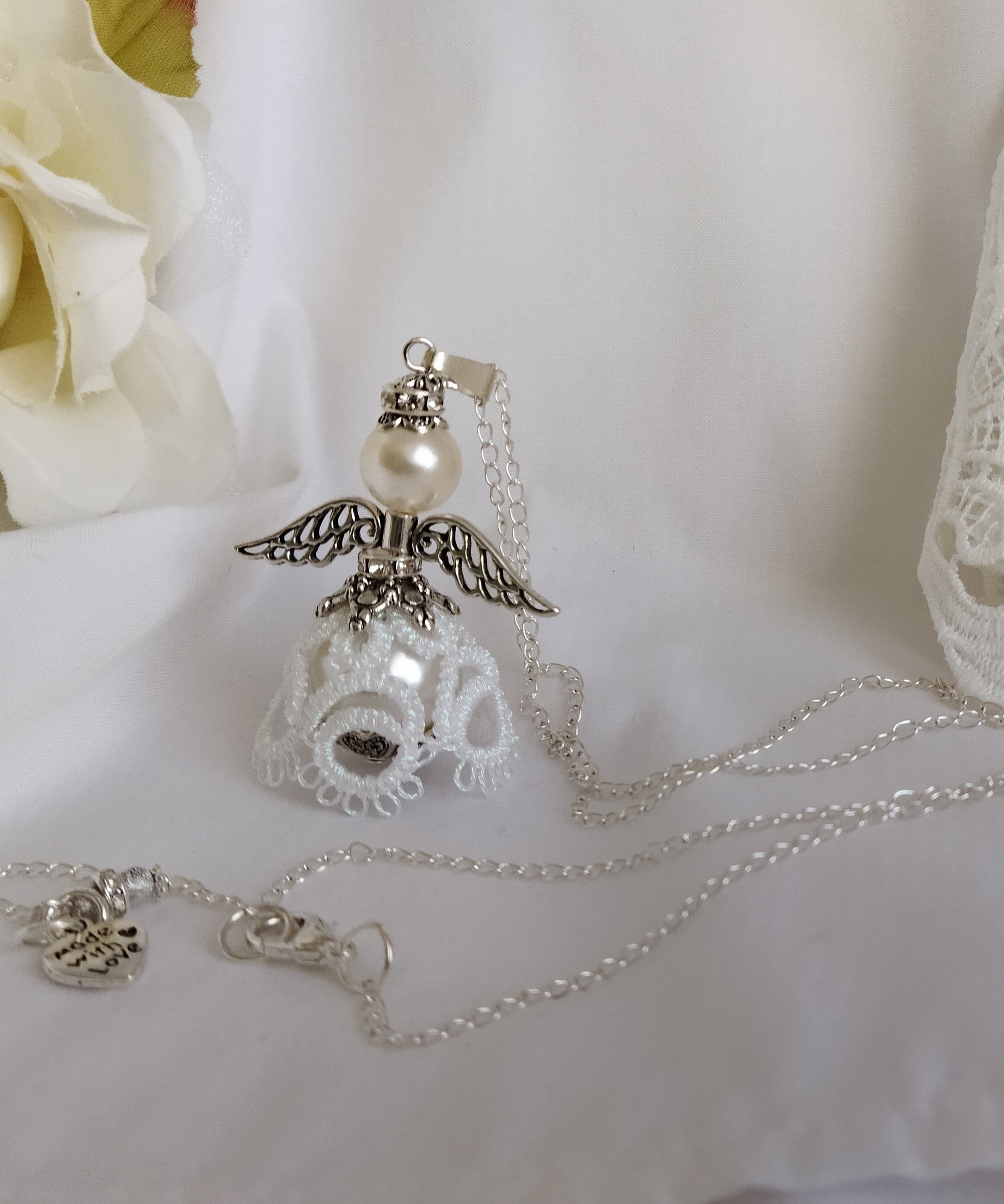 Ciondolo Angelo “Luce del Cuore” –  Pizzo bianco -Fatto a Mano