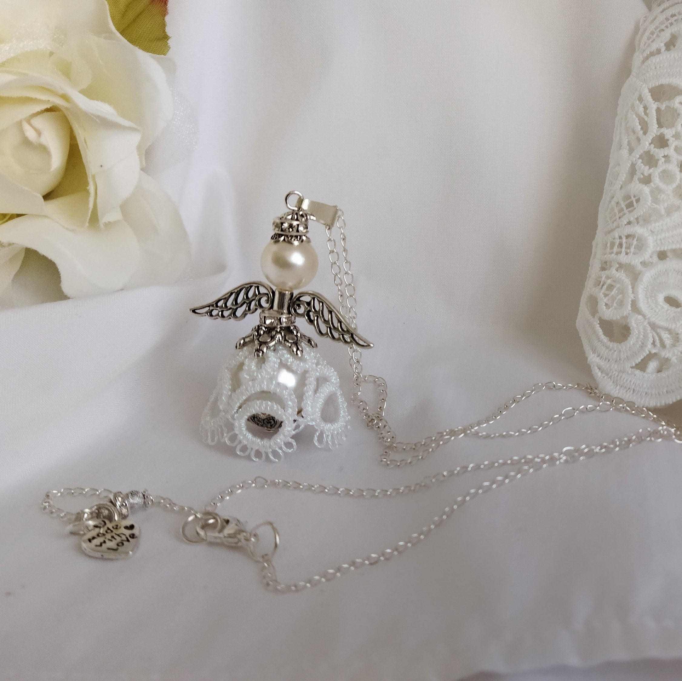 Ciondolo Angelo “Luce del Cuore” –  Pizzo bianco -Fatto a Mano