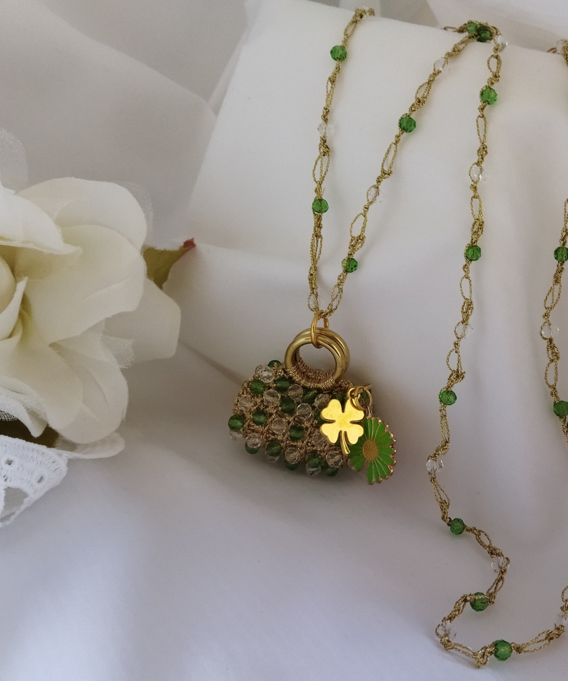 Collana in pizzo uncinetto “Scrigno di Luce” multicolor