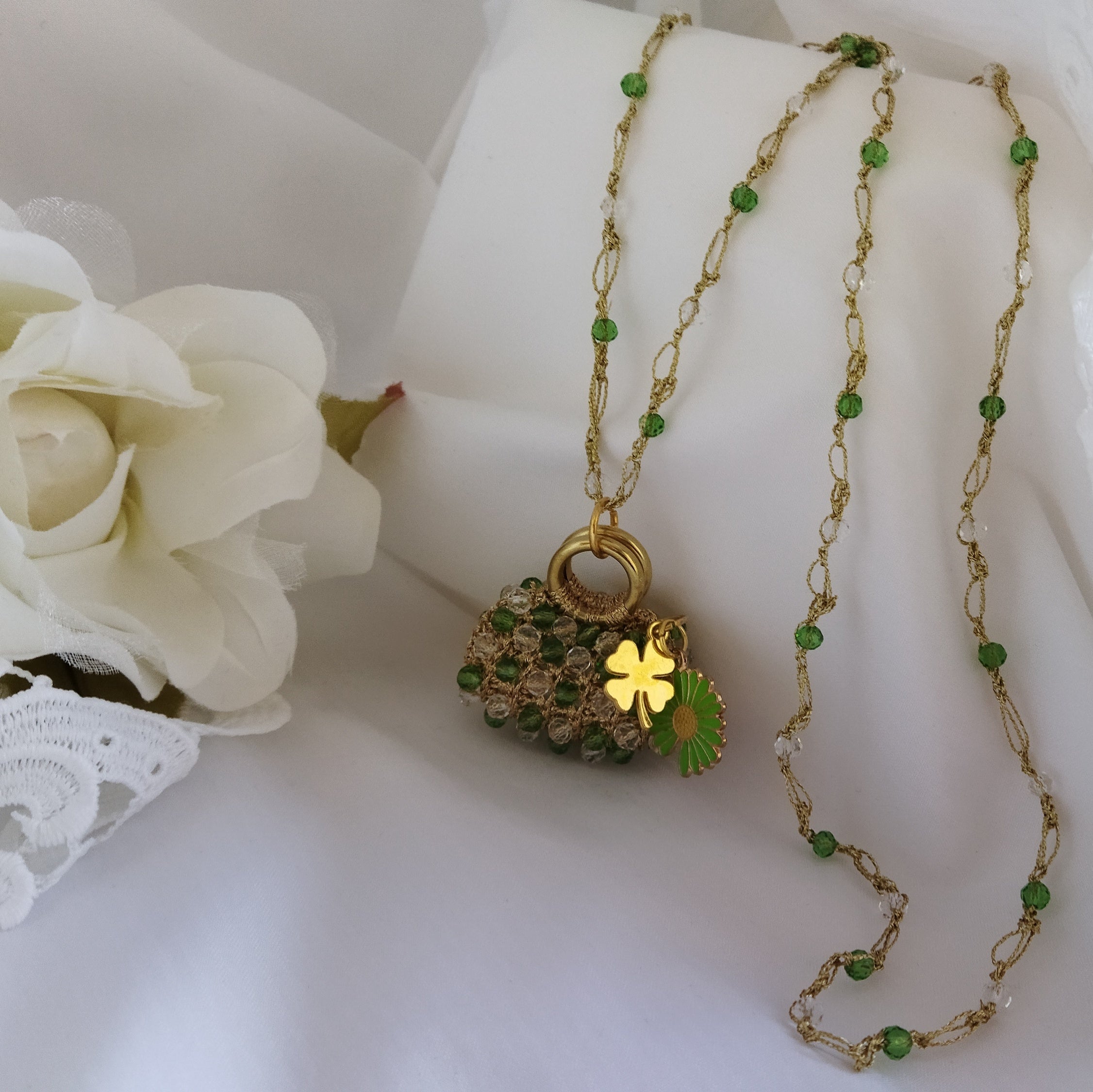 Collana in pizzo uncinetto “Scrigno di Luce” multicolor