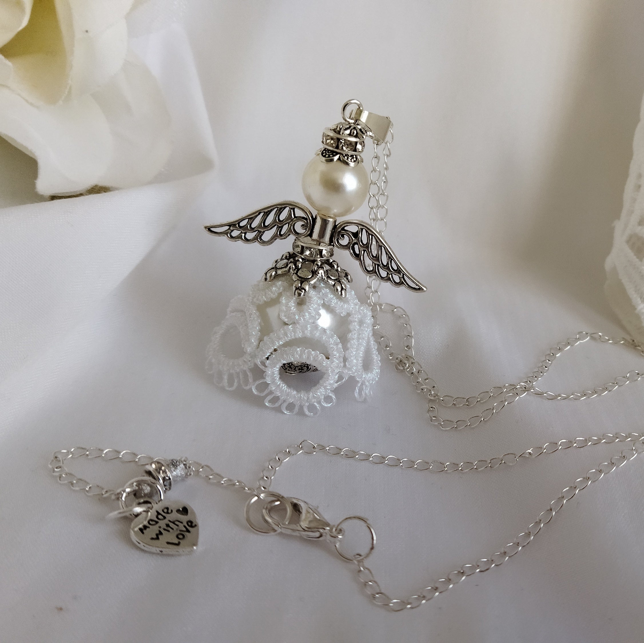 Ciondolo Angelo “Luce del Cuore” –  Pizzo bianco -Fatto a Mano