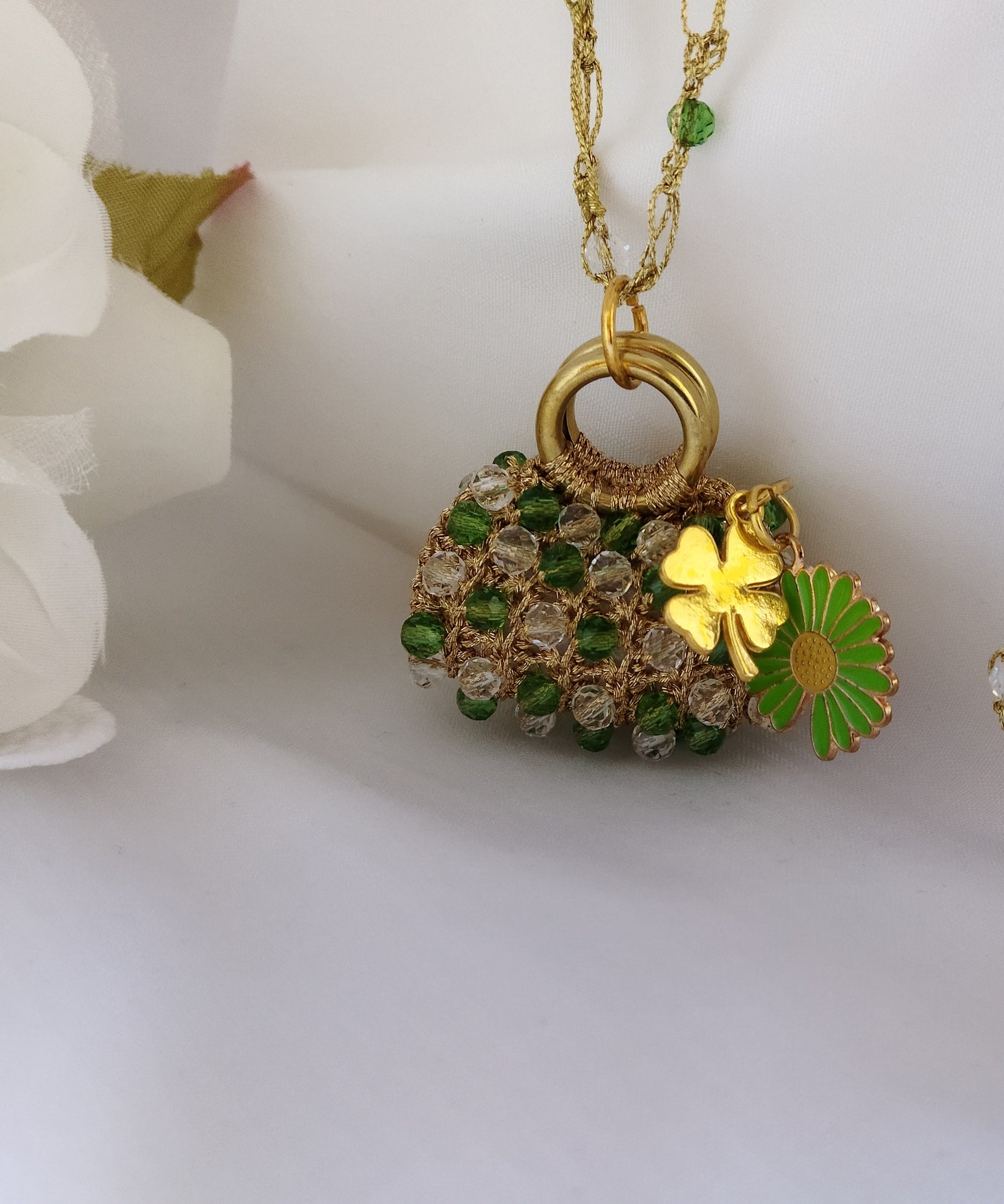 Collana in pizzo uncinetto “Scrigno di Luce” multicolor