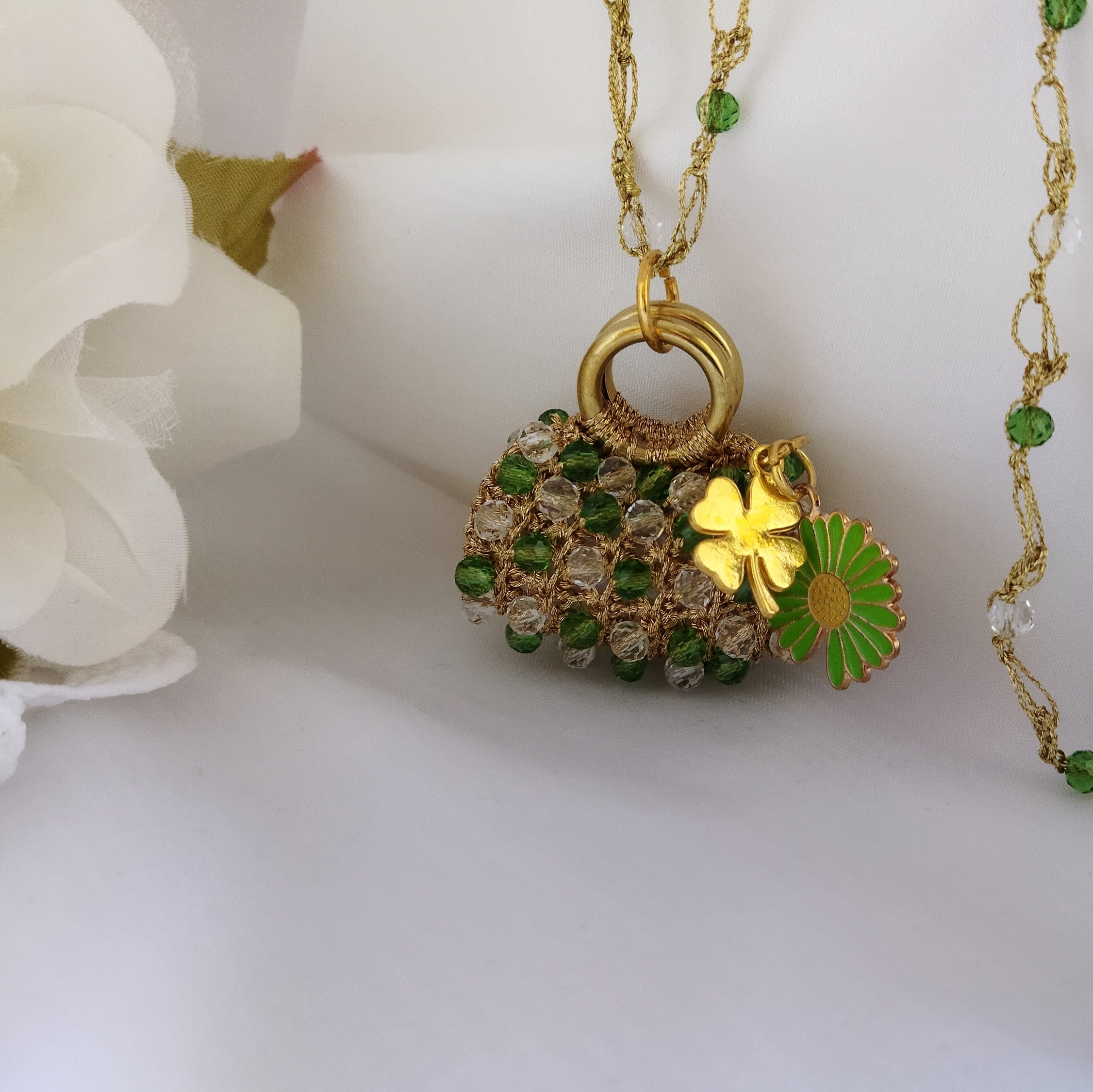 Collana in pizzo uncinetto “Scrigno di Luce” multicolor