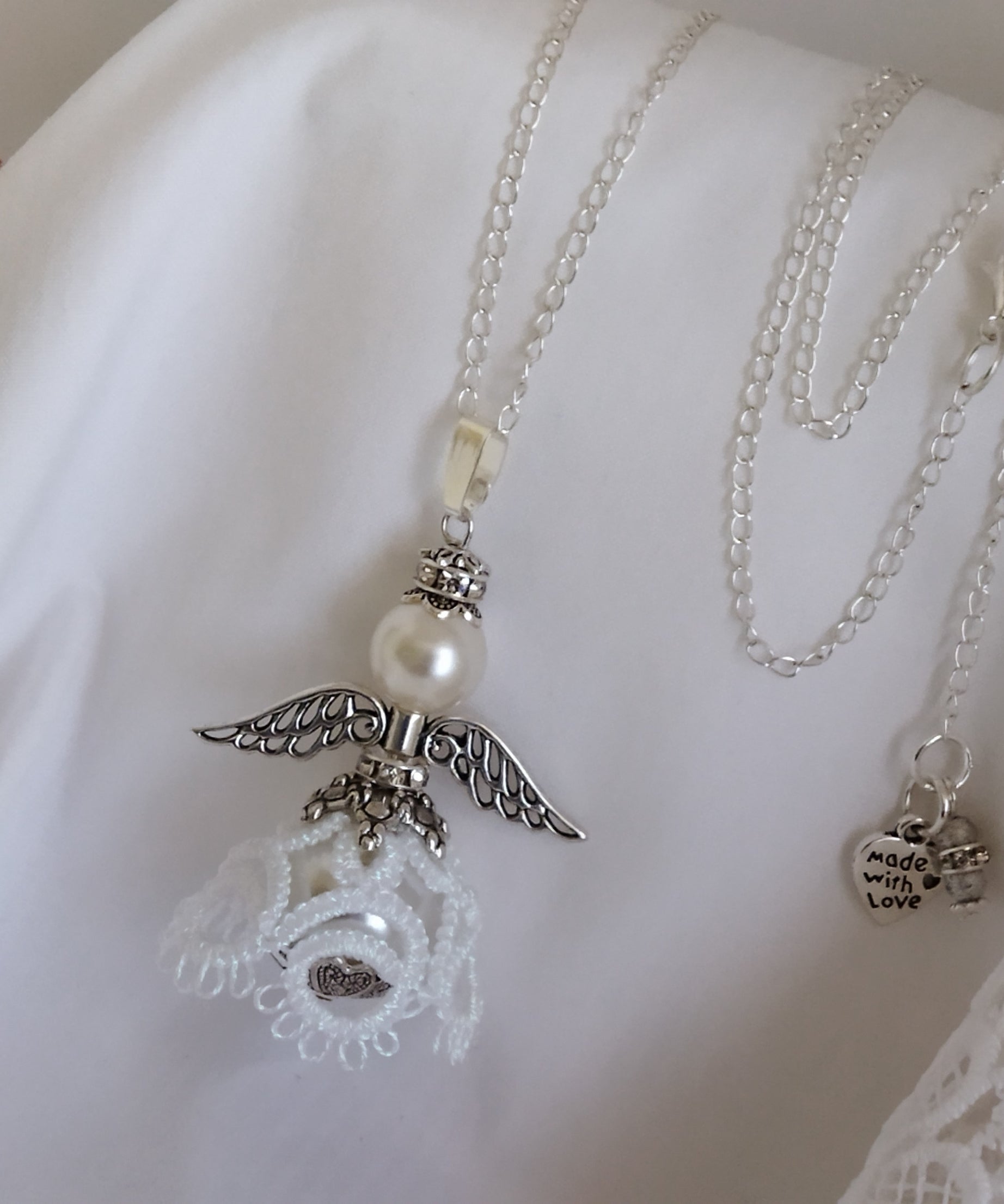 Ciondolo Angelo “Luce del Cuore” –  Pizzo bianco -Fatto a Mano