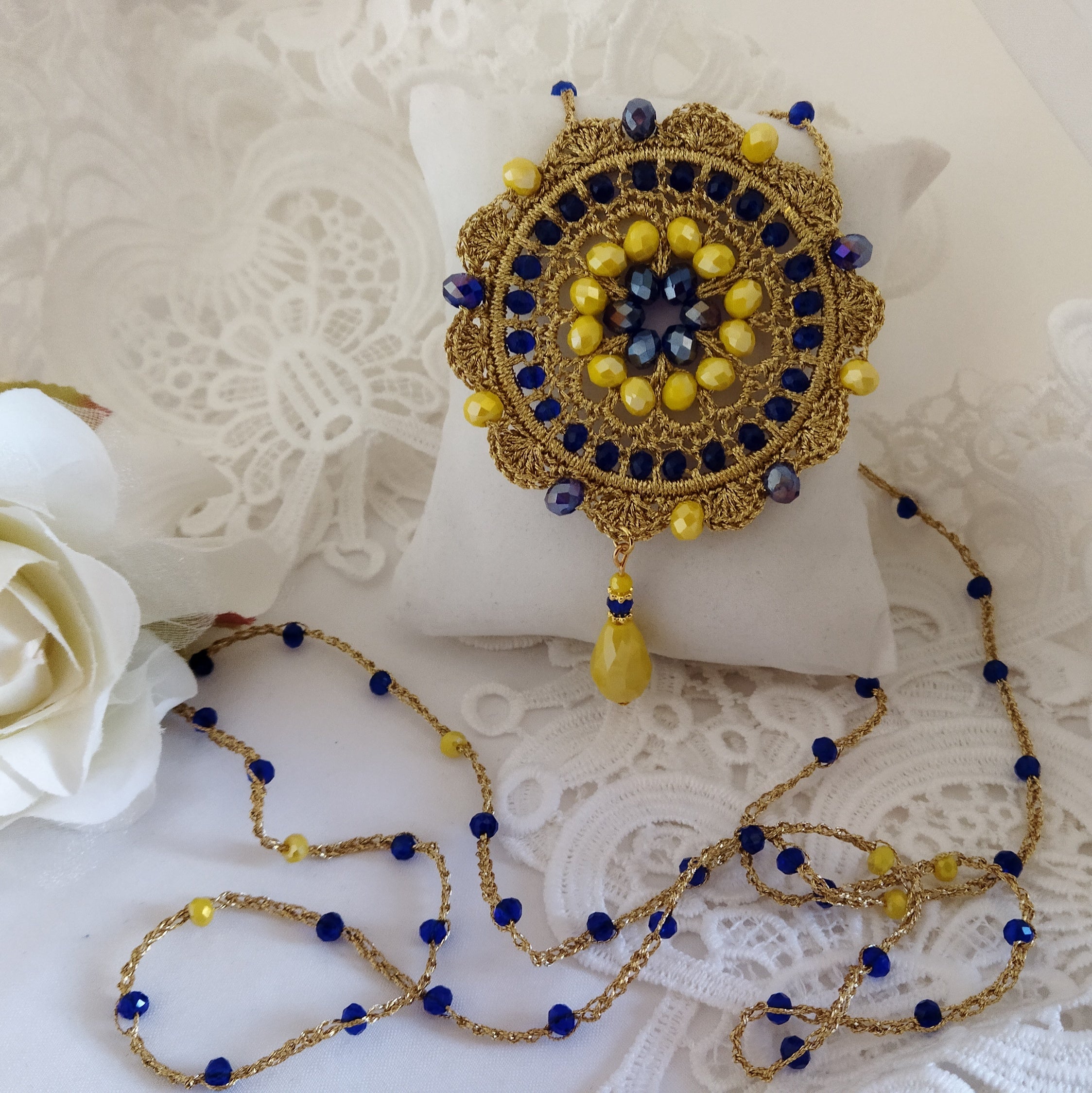Collana con ciondolo Mandala "Sogno in Blu e Oro"