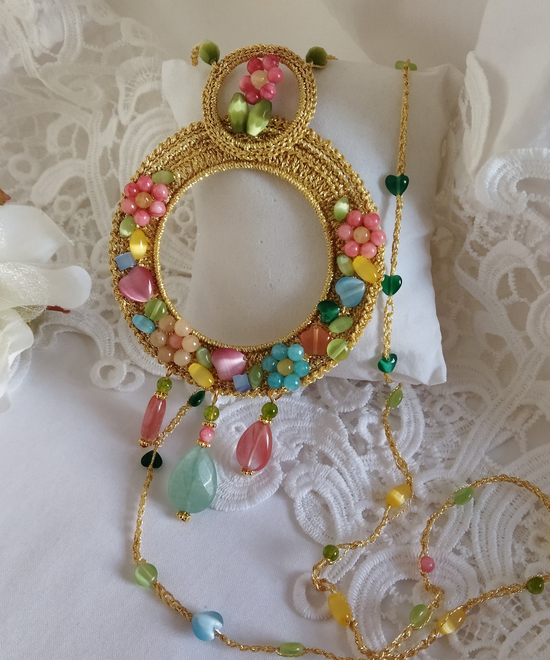 Collana Artigianale con Ciondolo "Fiori di Mandala" e pietre colorate