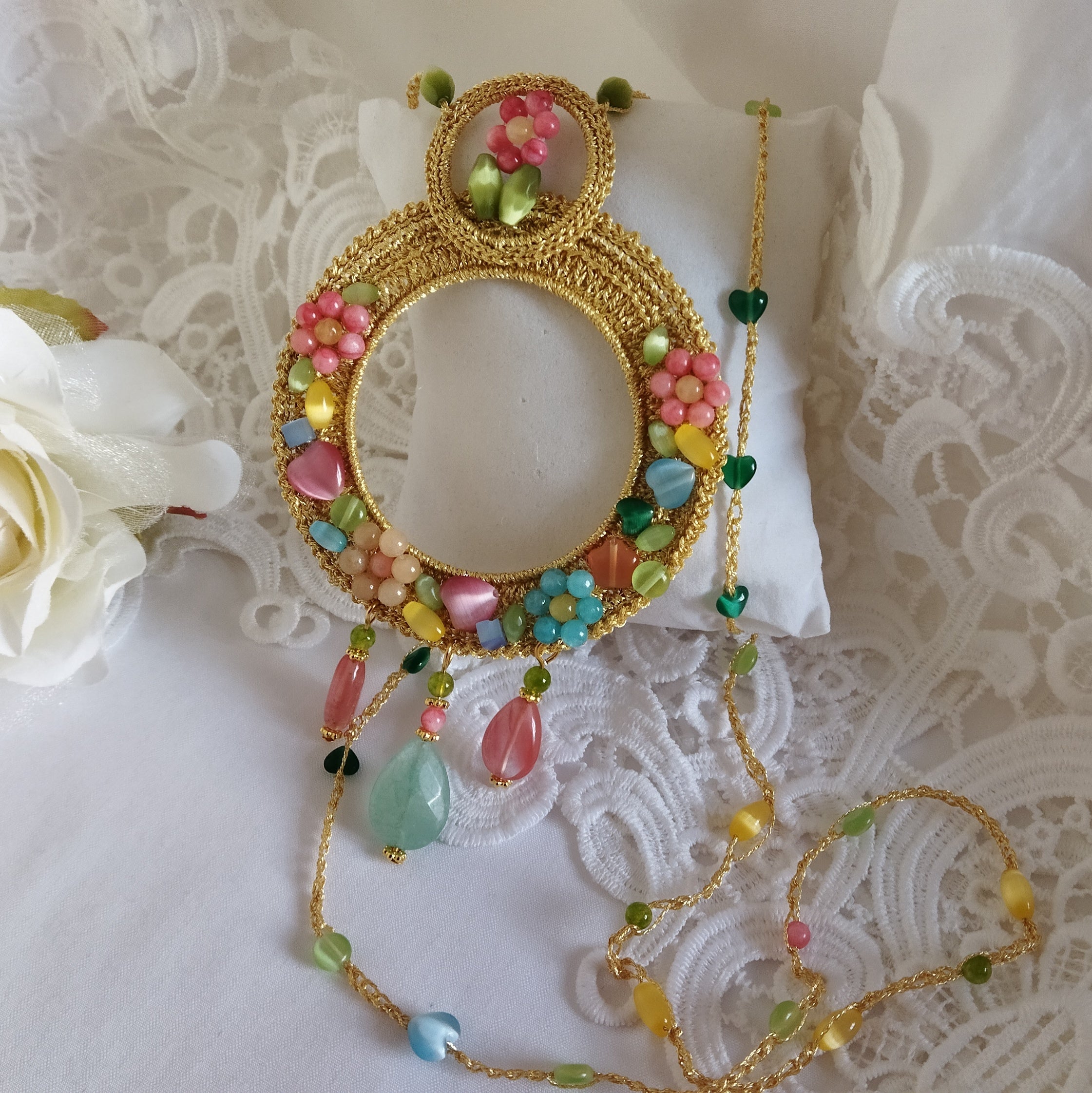 Collana Artigianale con Ciondolo "Fiori di Mandala" e pietre colorate