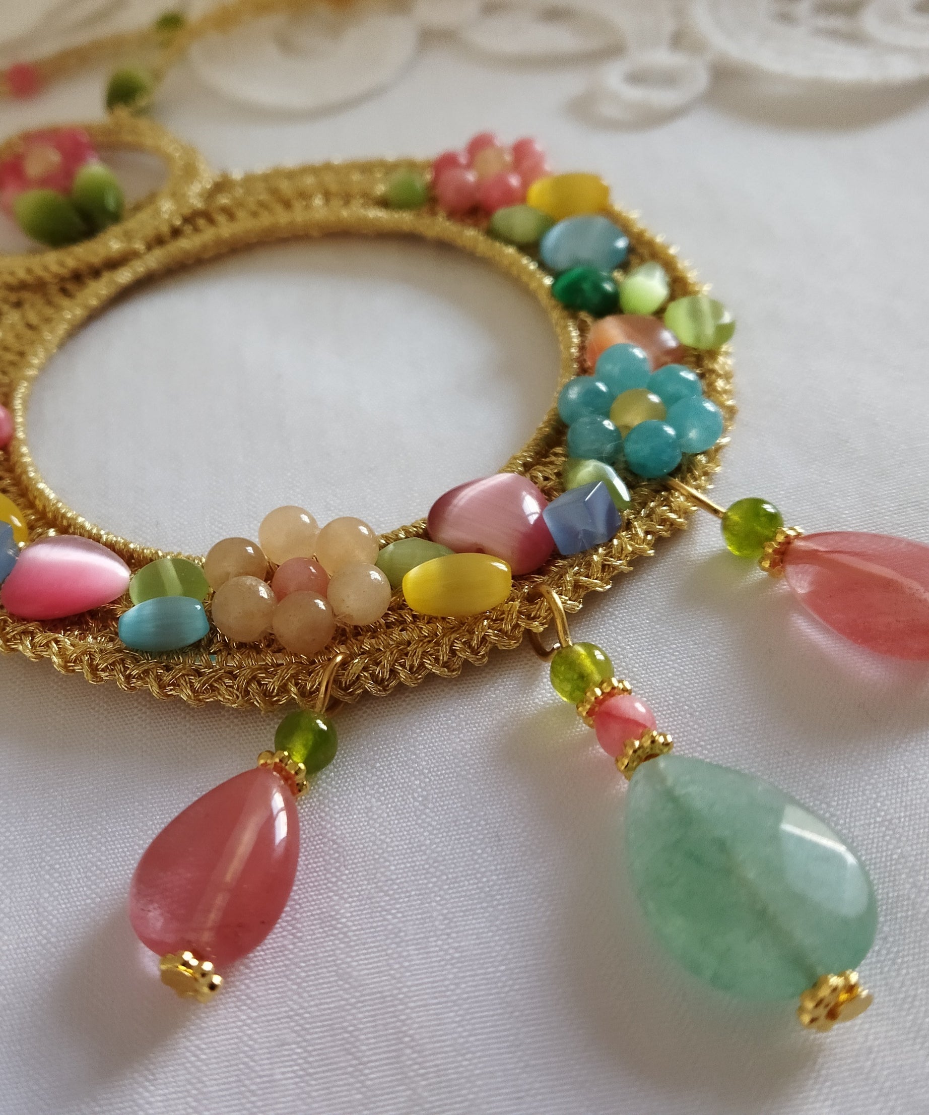 Collana Artigianale con Ciondolo "Fiori di Mandala" e pietre colorate