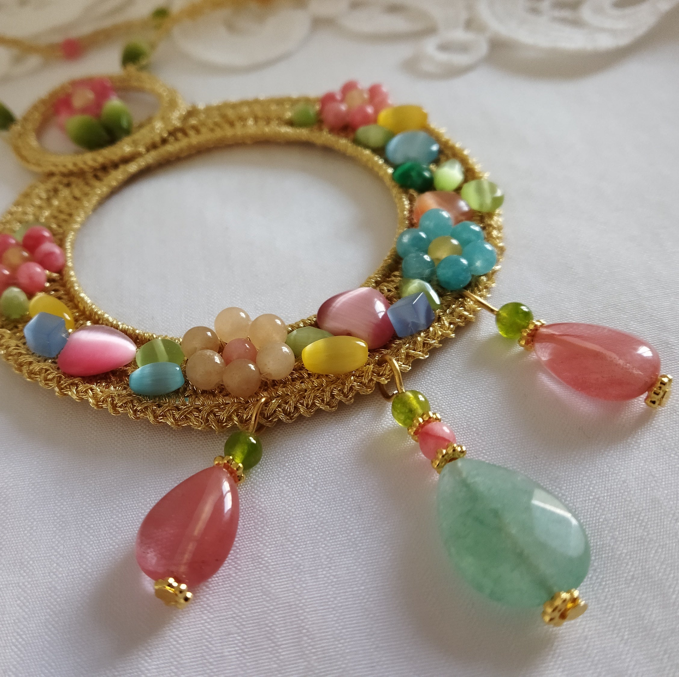 Collana Artigianale con Ciondolo "Fiori di Mandala" e pietre colorate