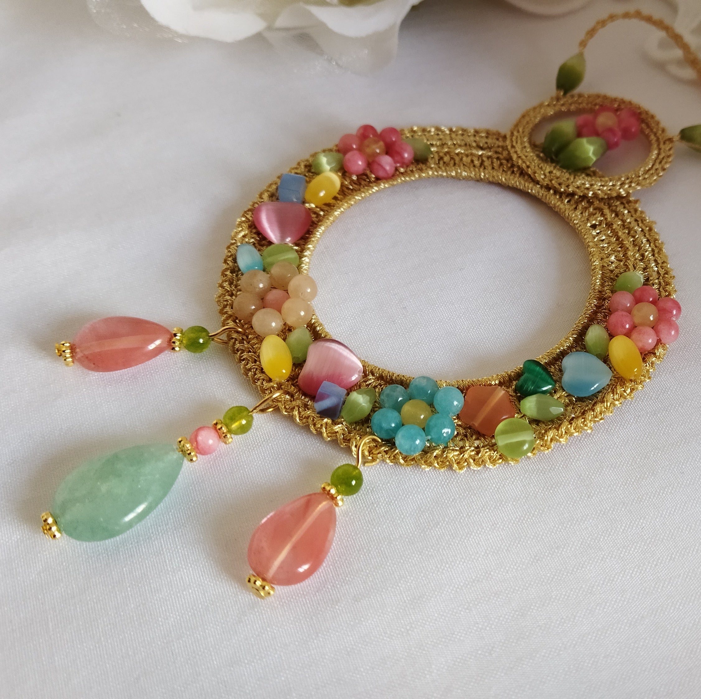 Collana Artigianale con Ciondolo "Fiori di Mandala" e pietre colorate