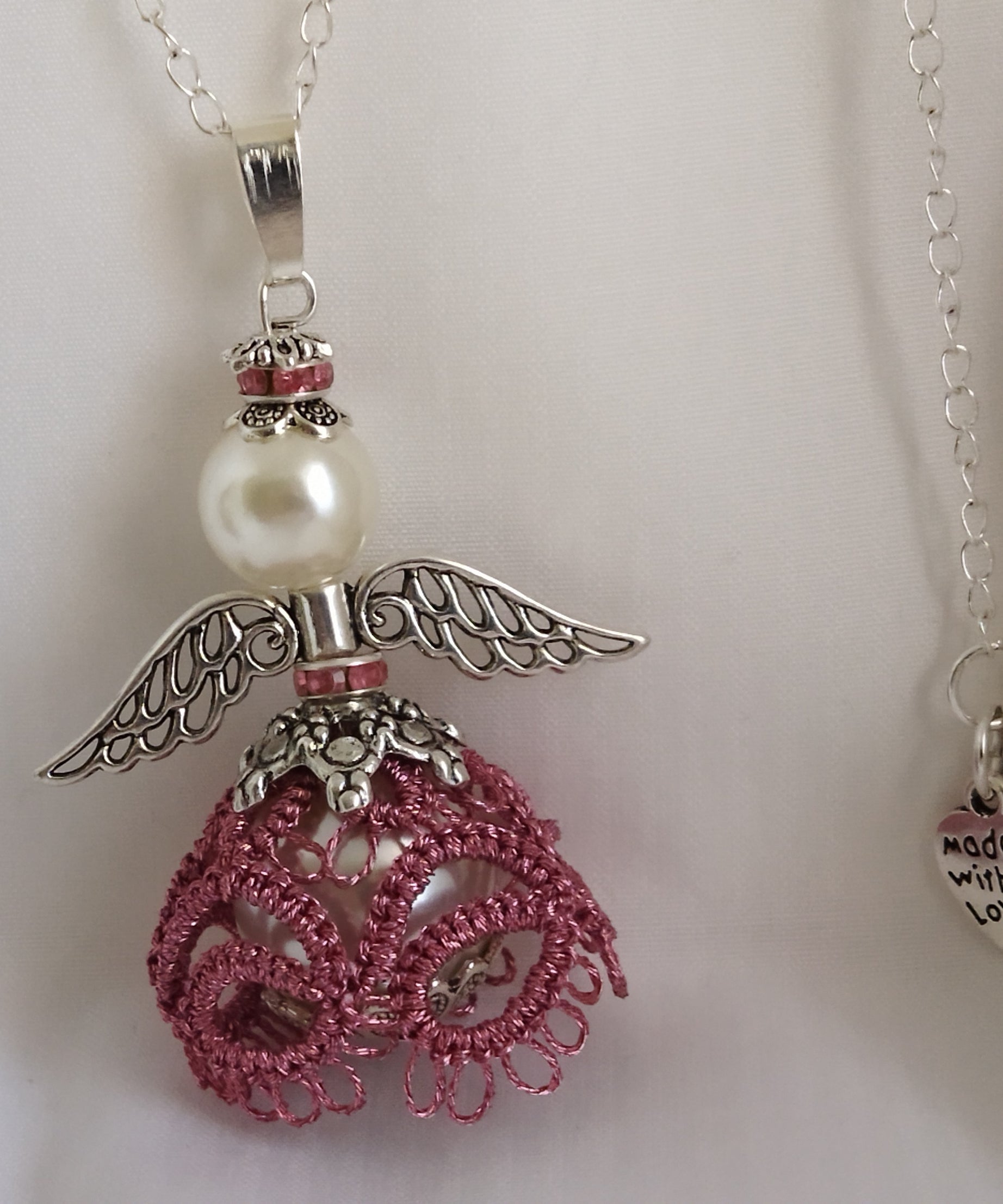 Ciondolo Angelo “Luce del Cuore” –  Pizzo rosato -Fatto a Mano