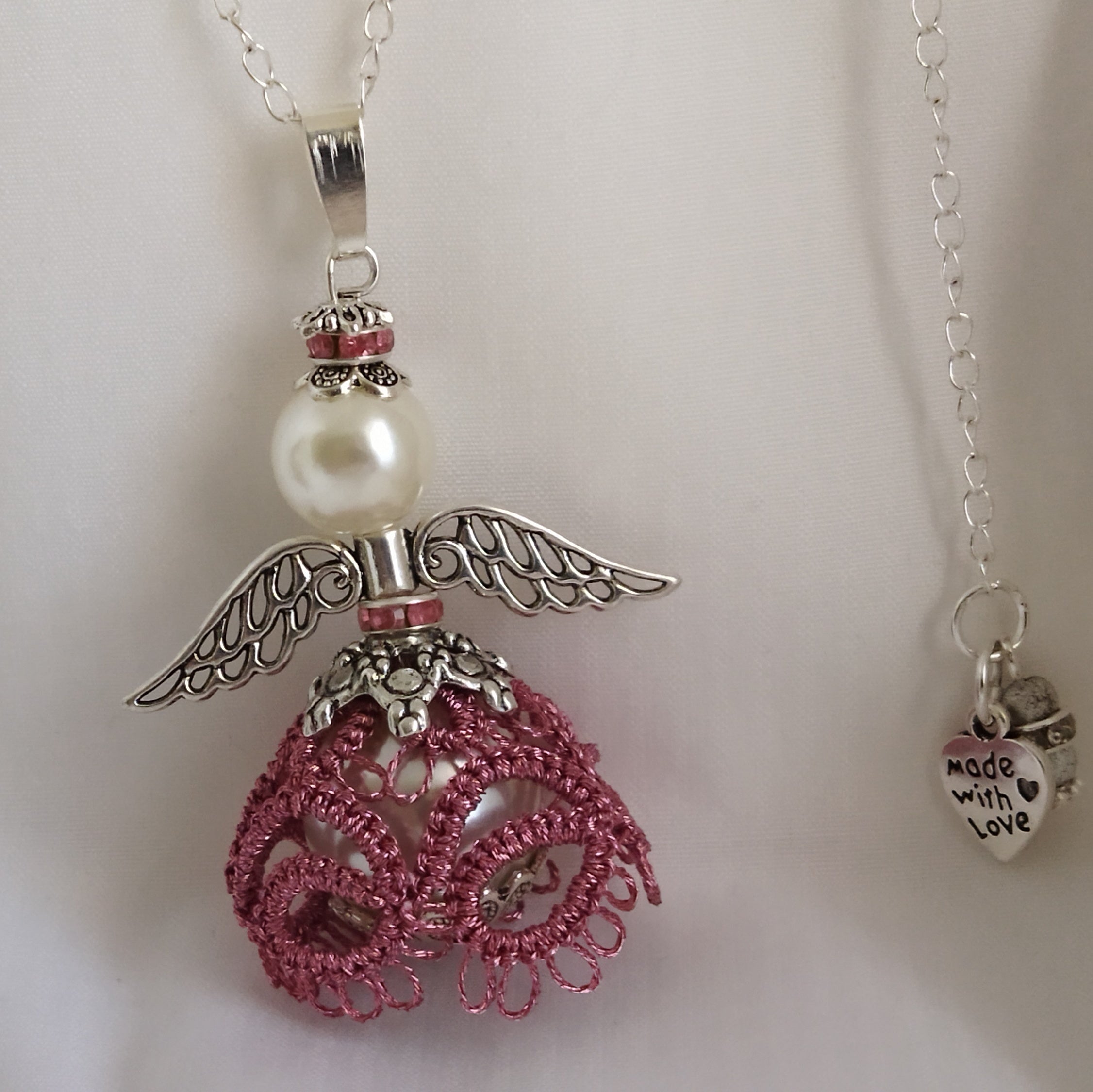 Ciondolo Angelo “Luce del Cuore” –  Pizzo rosato -Fatto a Mano