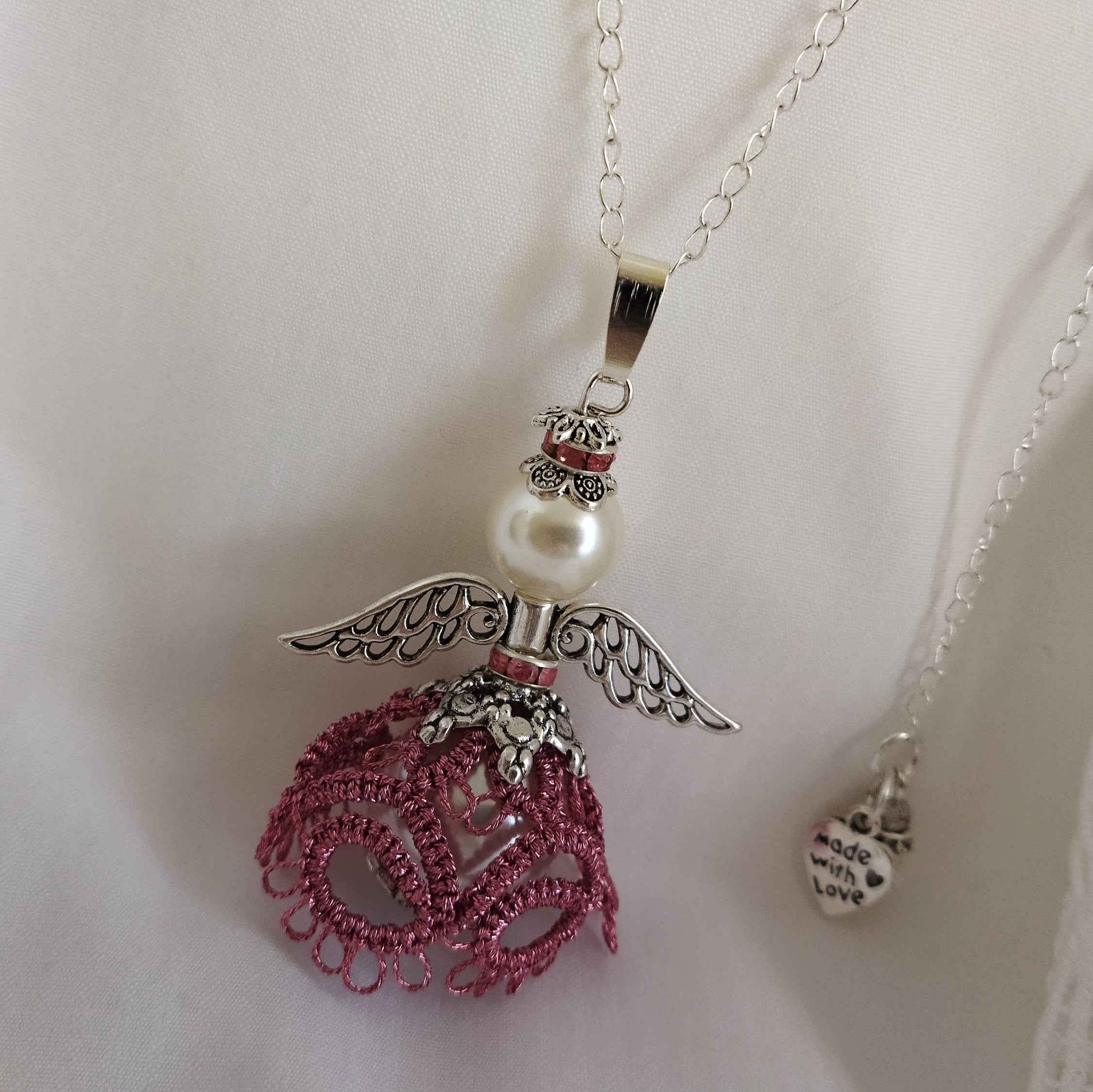 Ciondolo Angelo “Luce del Cuore” –  Pizzo rosato -Fatto a Mano