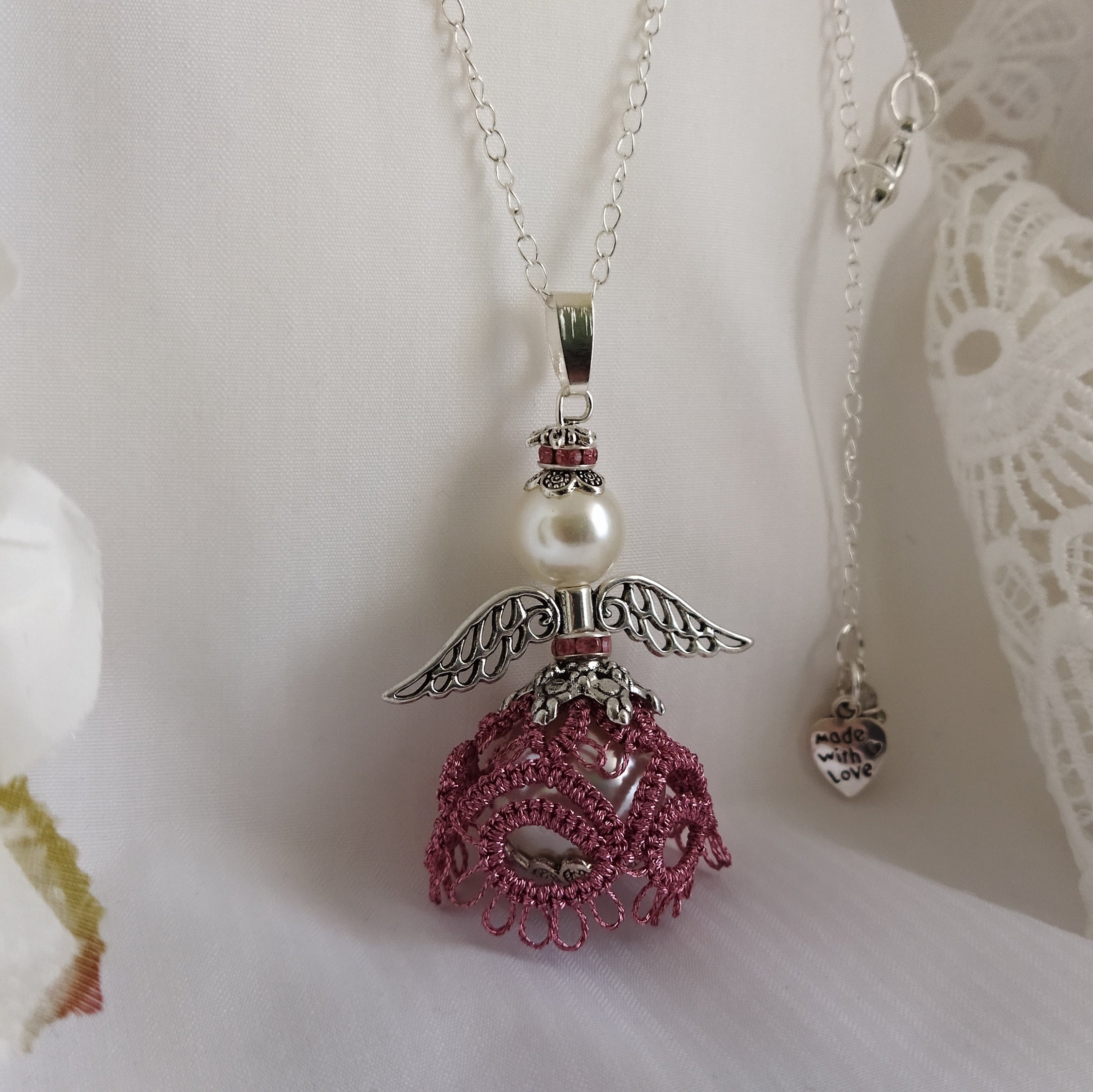 Ciondolo Angelo “Luce del Cuore” –  Pizzo rosato -Fatto a Mano