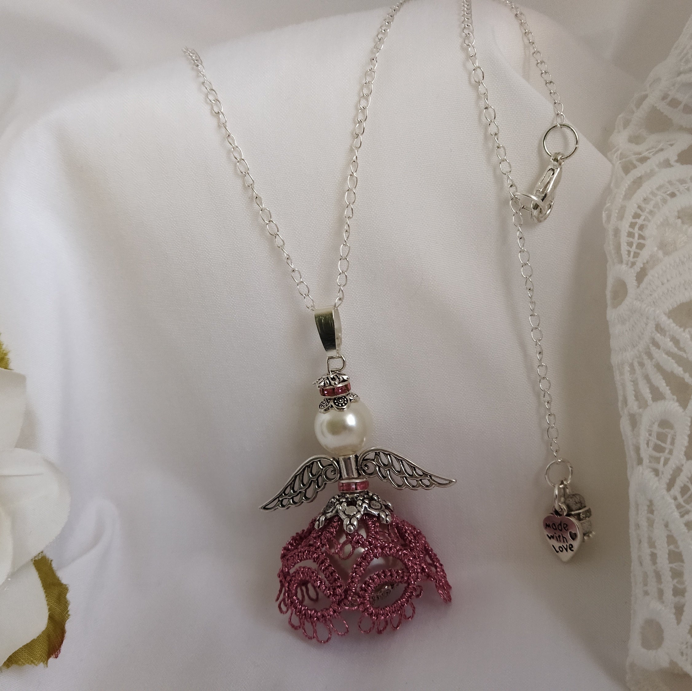 Ciondolo Angelo “Luce del Cuore” –  Pizzo rosato -Fatto a Mano