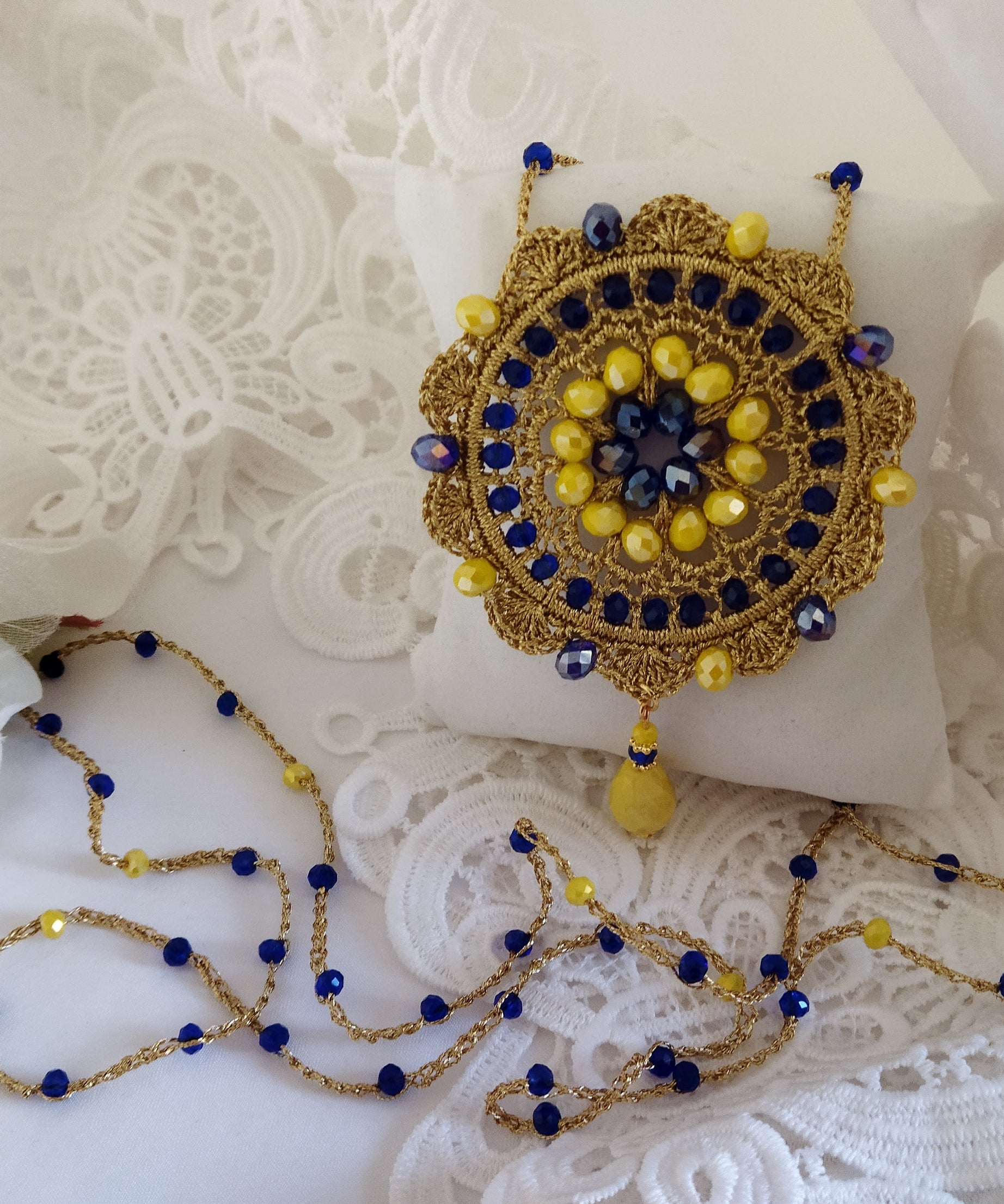 Collana con ciondolo Mandala "Sogno in Blu e Oro"