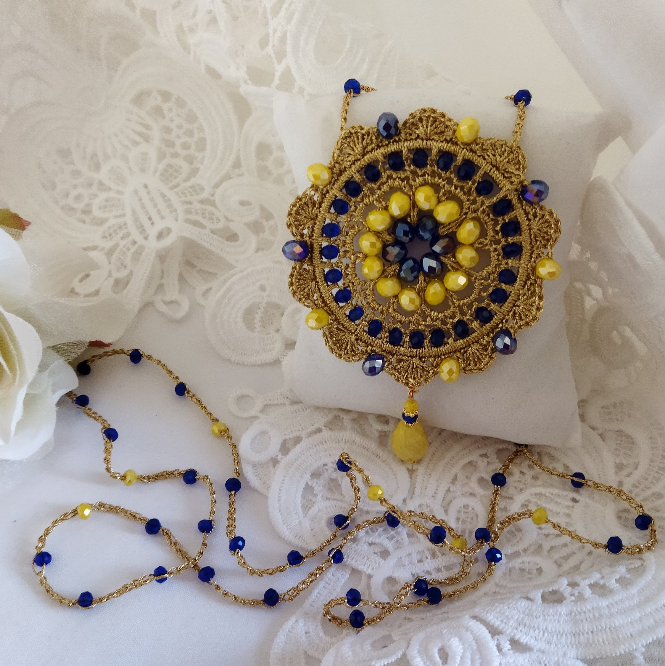 Collana con ciondolo Mandala "Sogno in Blu e Oro"