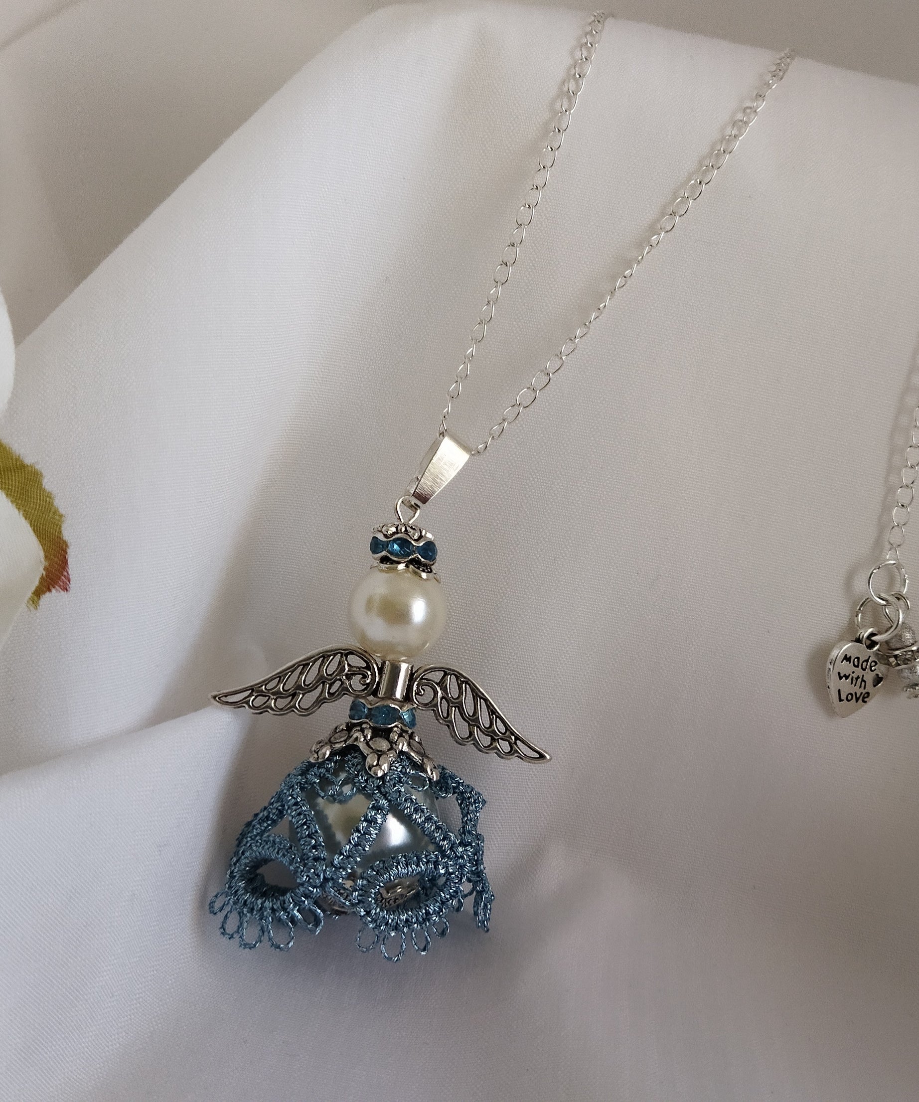 Ciondolo Angelo “Luce del Cuore” –  Pizzo azzurro -Fatto a Mano