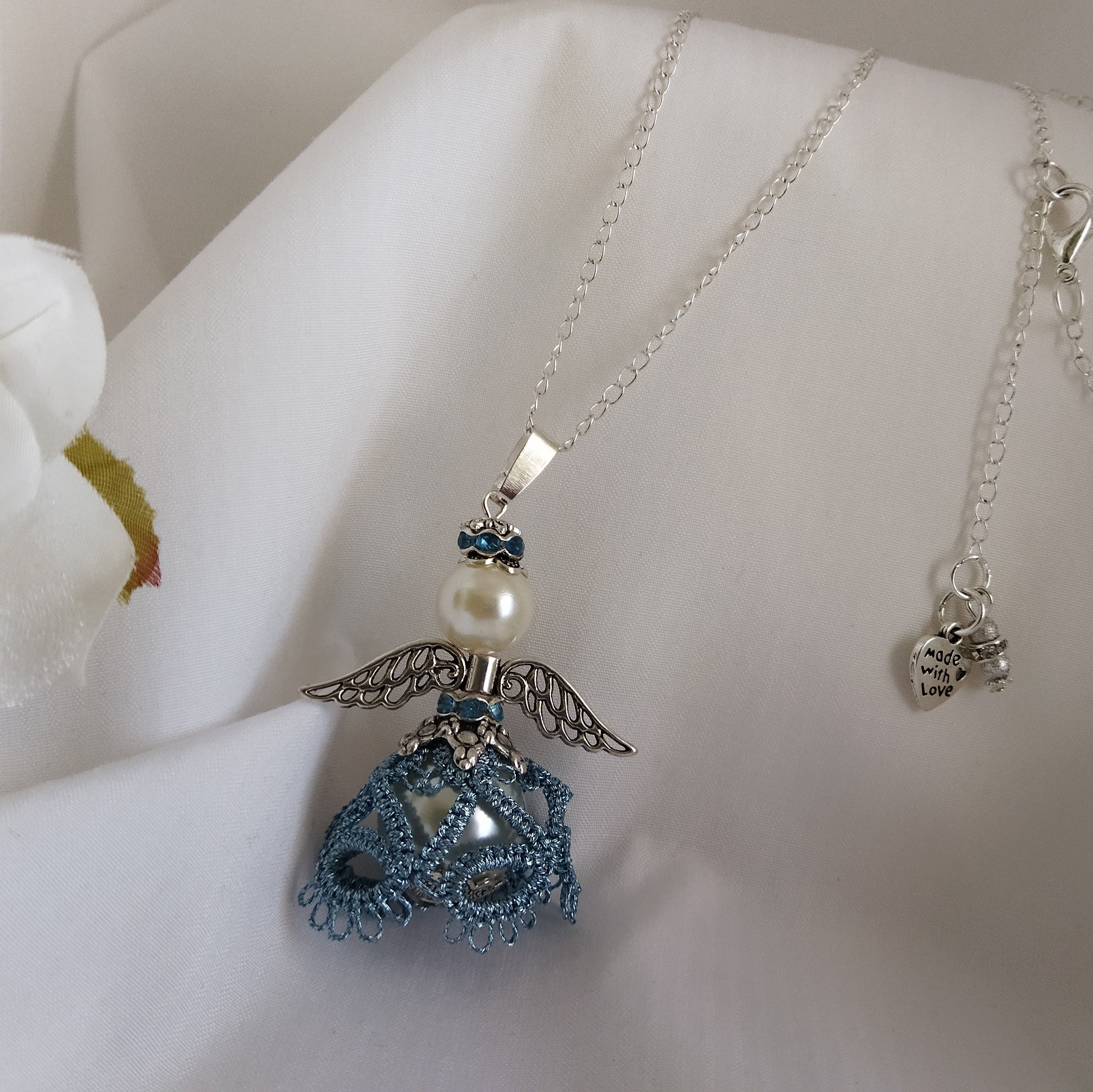 Ciondolo Angelo “Luce del Cuore” –  Pizzo azzurro -Fatto a Mano