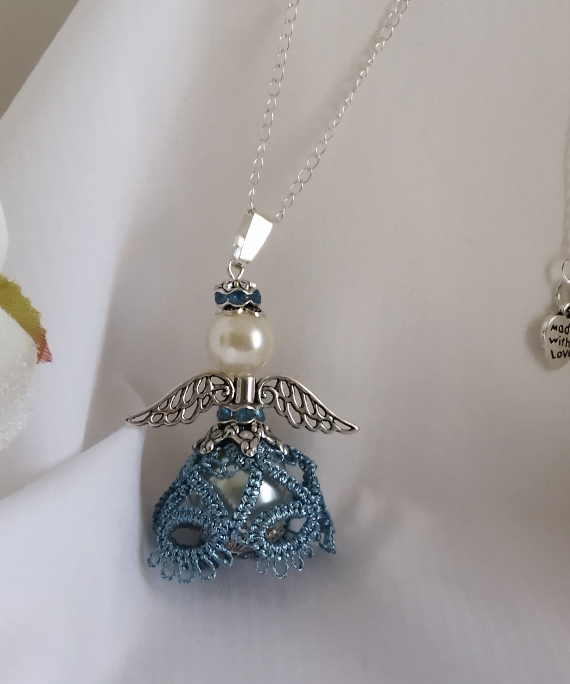 Ciondolo Angelo “Luce del Cuore” –  Pizzo azzurro -Fatto a Mano