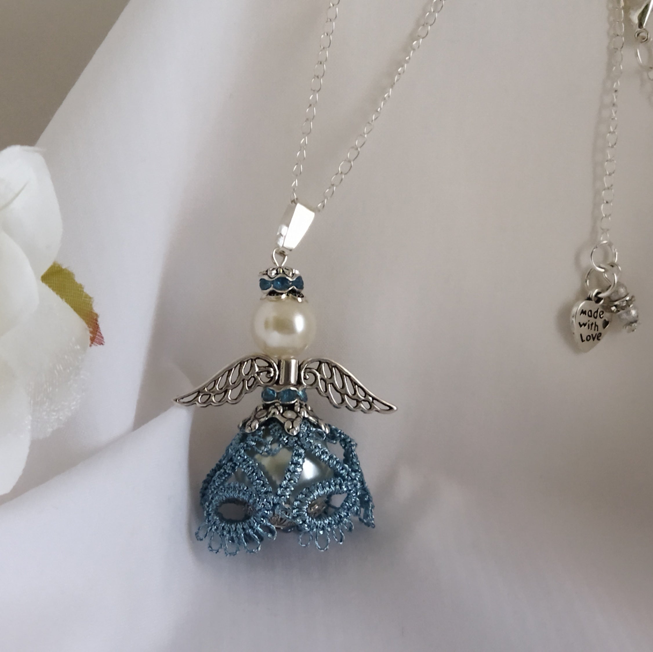 Ciondolo Angelo “Luce del Cuore” –  Pizzo azzurro -Fatto a Mano