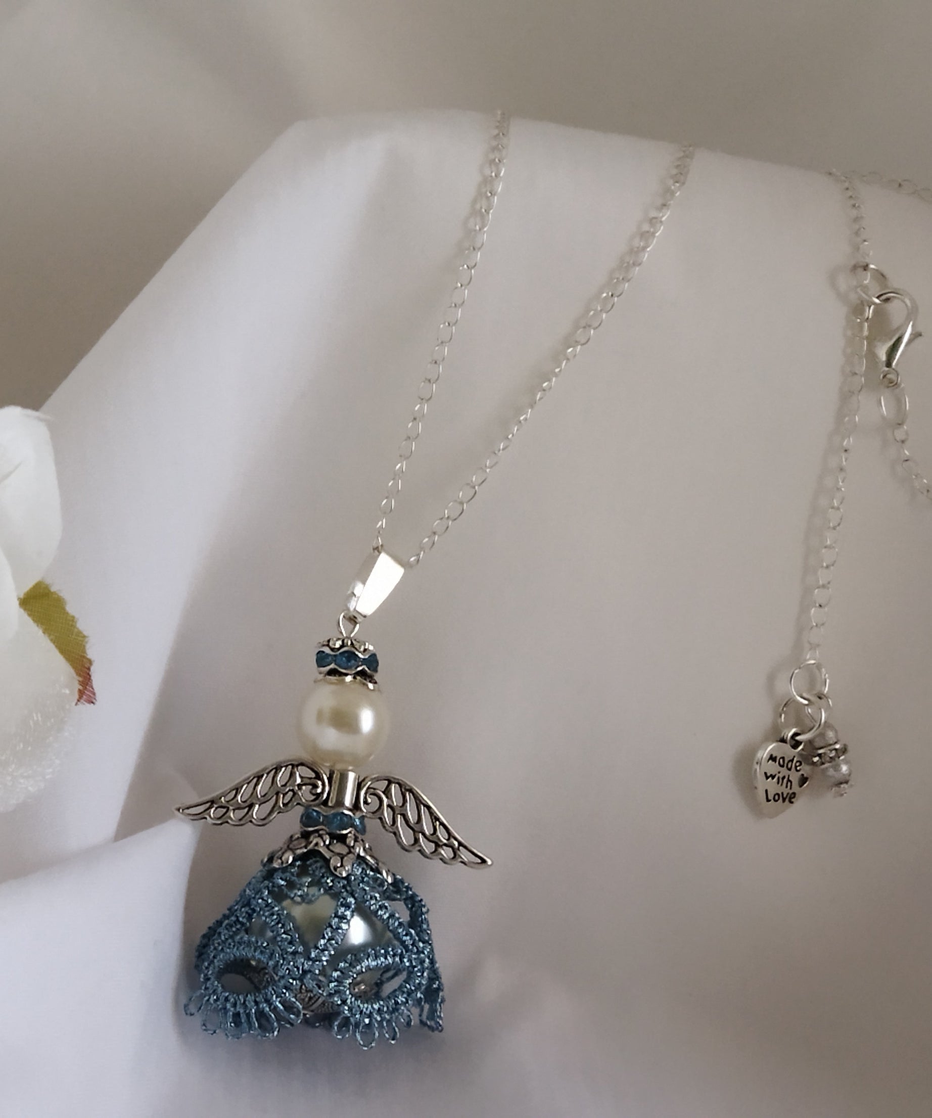 Ciondolo Angelo “Luce del Cuore” –  Pizzo azzurro -Fatto a Mano