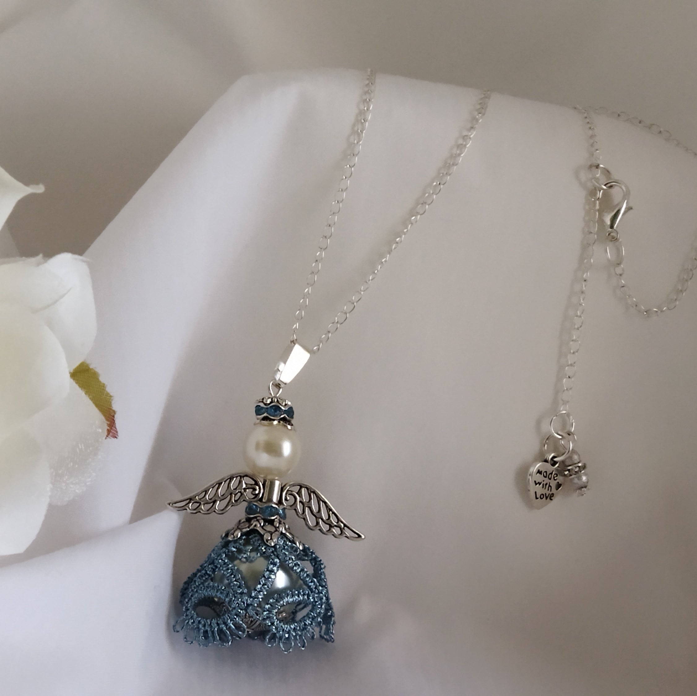 Ciondolo Angelo “Luce del Cuore” –  Pizzo azzurro -Fatto a Mano