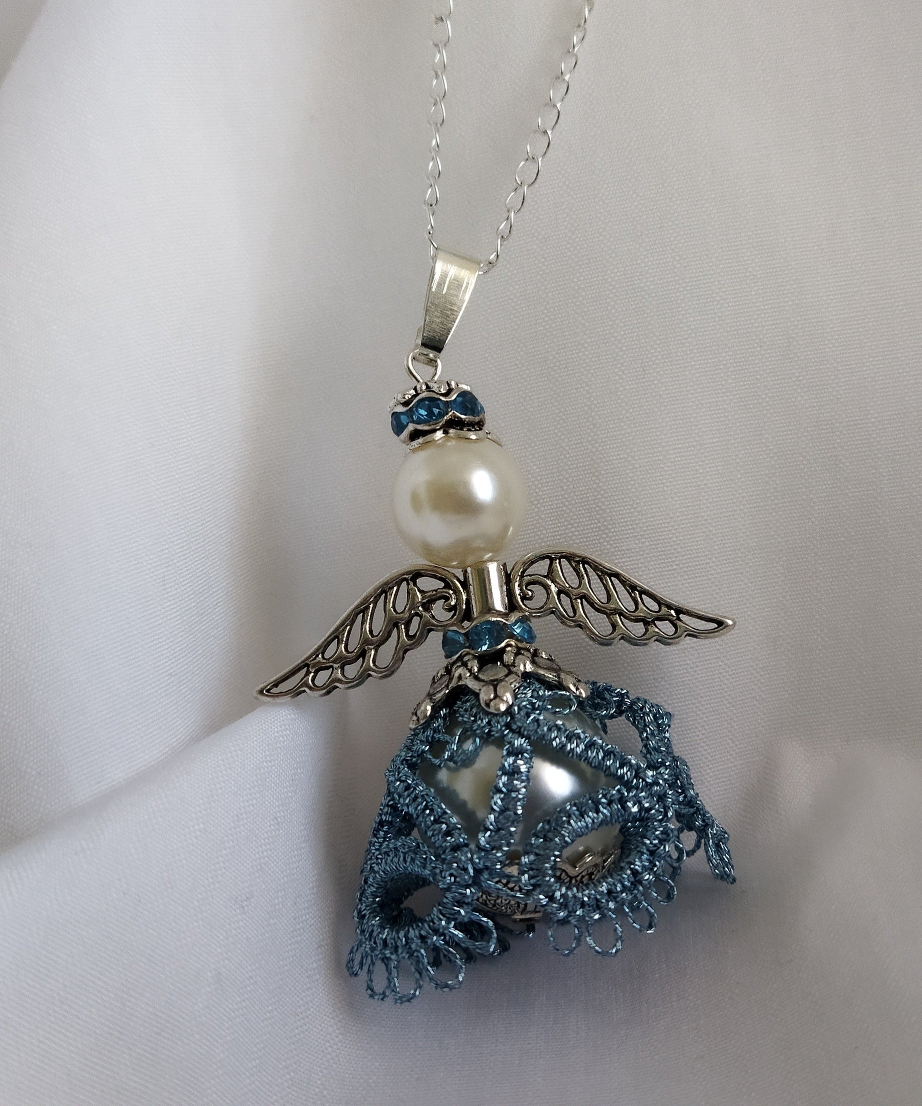 Ciondolo Angelo “Luce del Cuore” –  Pizzo azzurro -Fatto a Mano