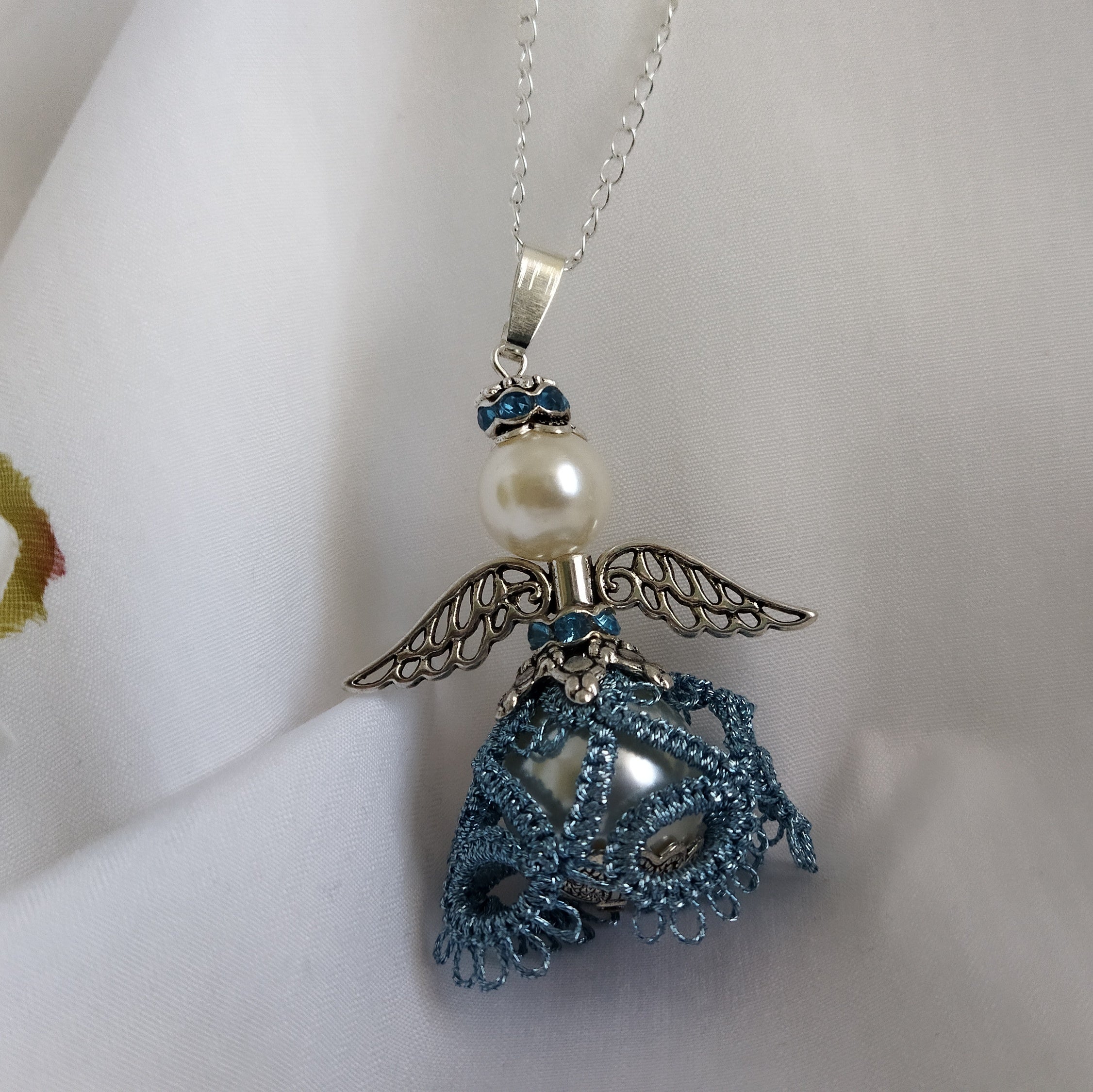 Ciondolo Angelo “Luce del Cuore” –  Pizzo azzurro -Fatto a Mano