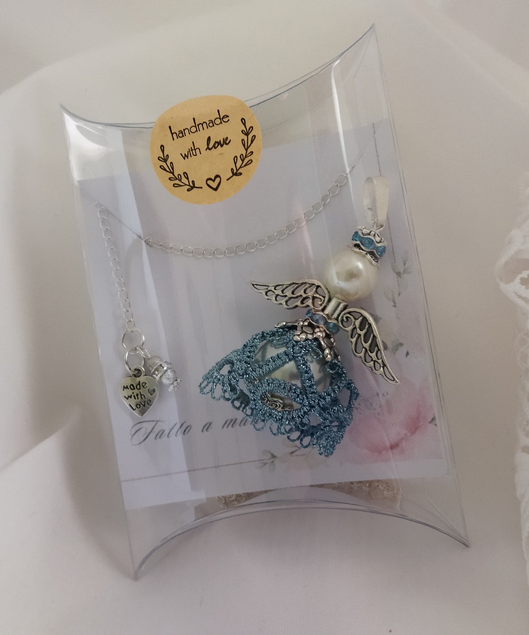 Ciondolo Angelo “Luce del Cuore” –  Pizzo azzurro -Fatto a Mano