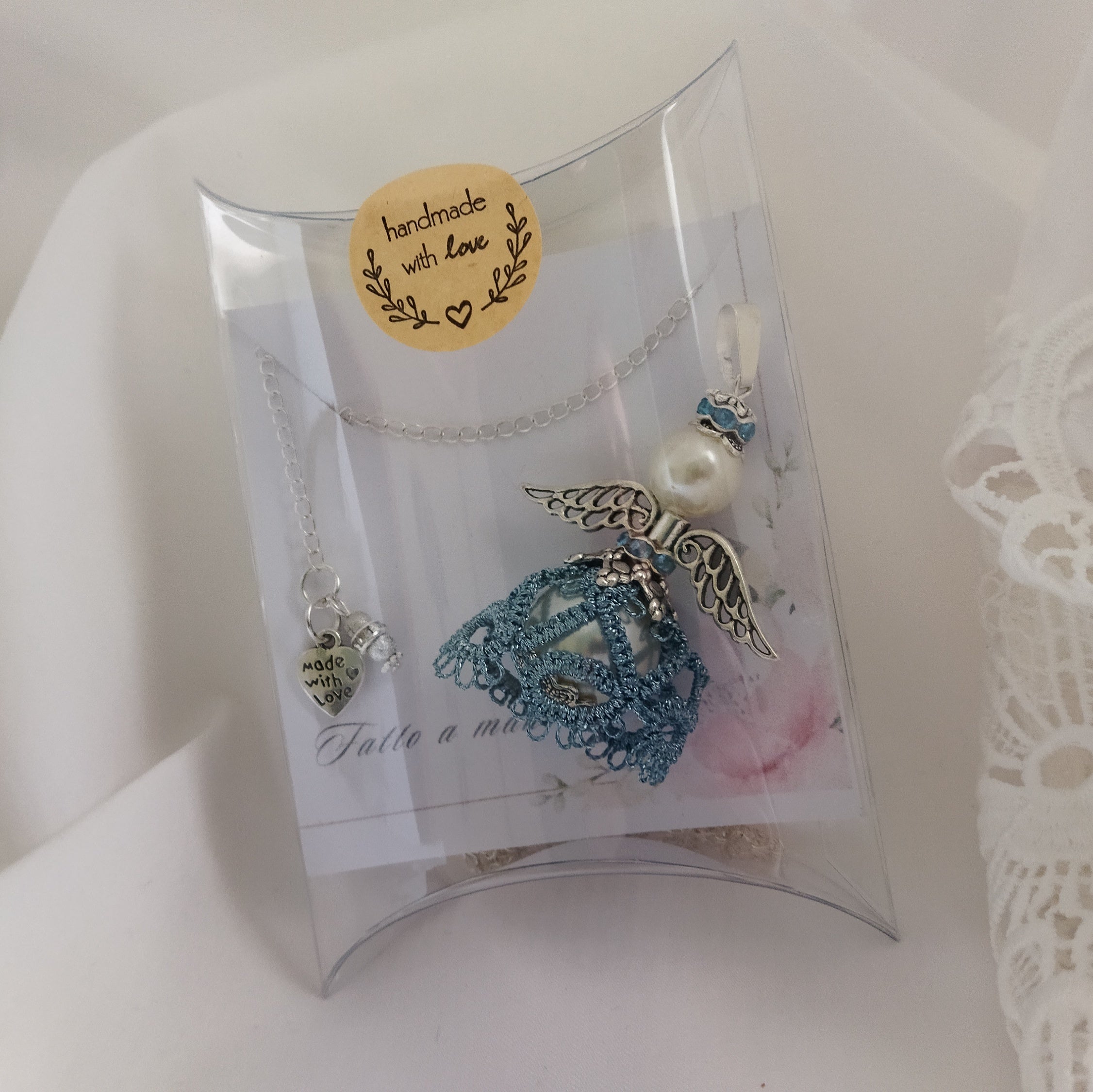 Ciondolo Angelo “Luce del Cuore” –  Pizzo azzurro -Fatto a Mano