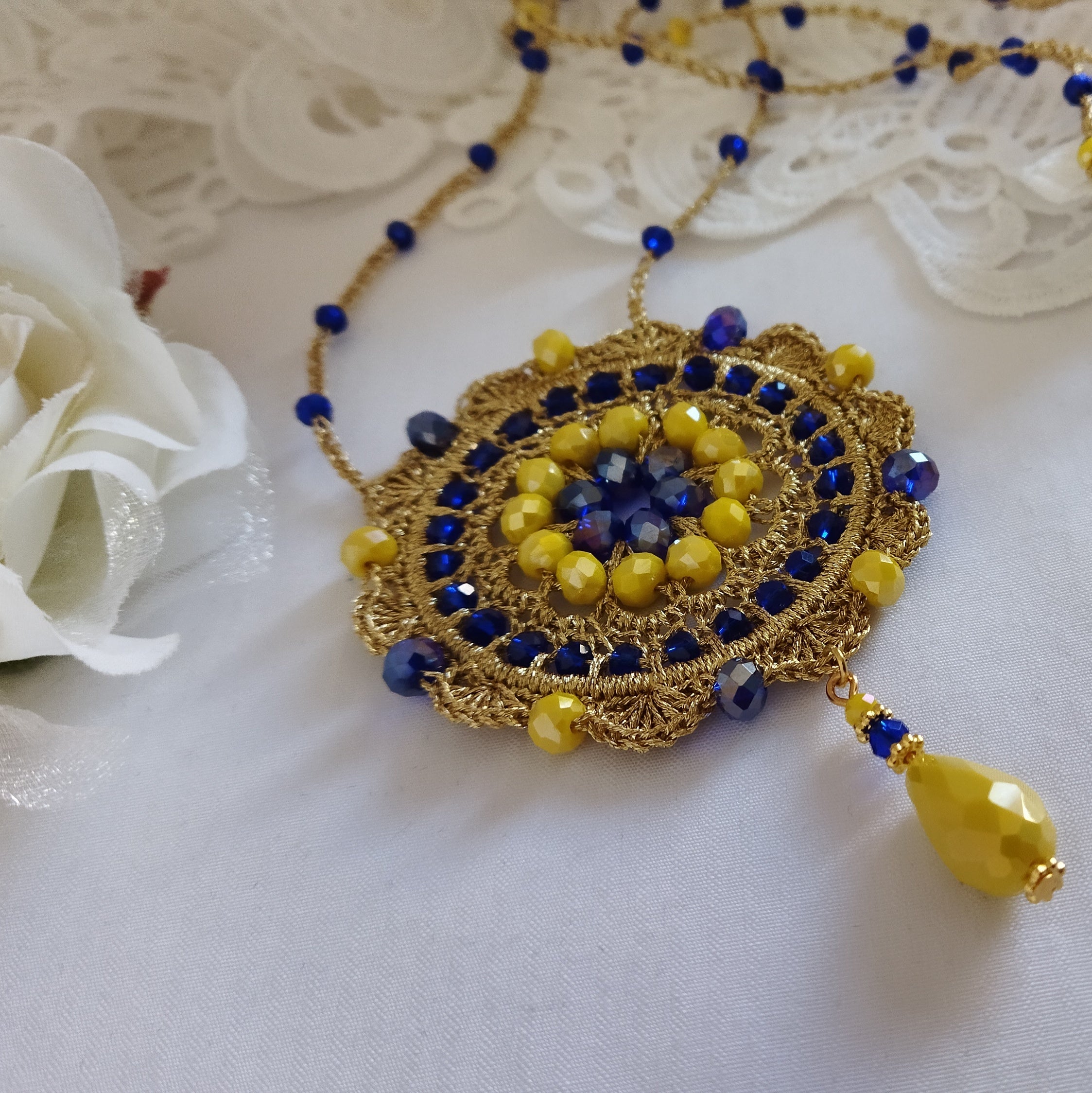 Collana con ciondolo Mandala "Sogno in Blu e Oro"