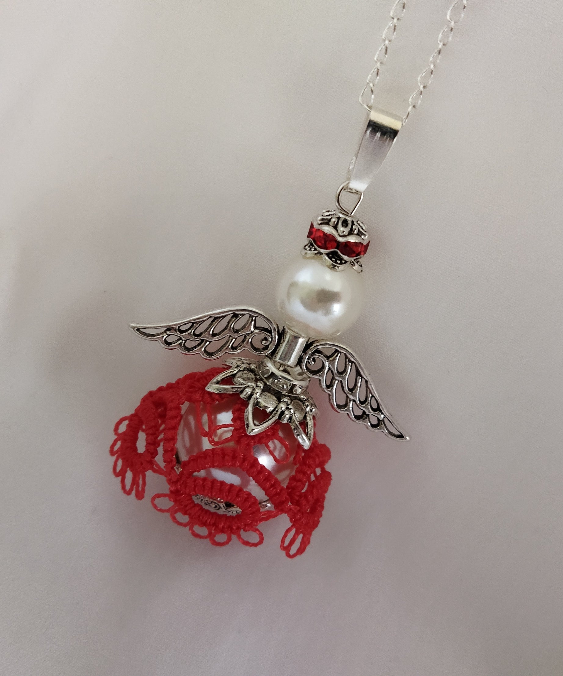 Ciondolo Angelo “Luce del Cuore” –  Pizzo rosso - Fatto a Mano