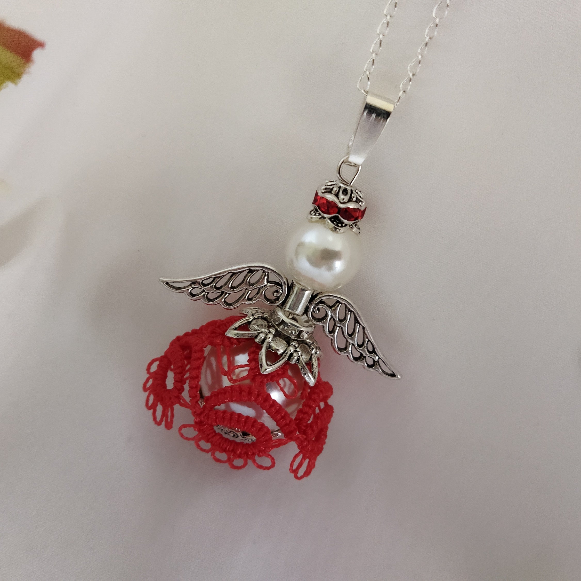 Ciondolo Angelo “Luce del Cuore” –  Pizzo rosso - Fatto a Mano