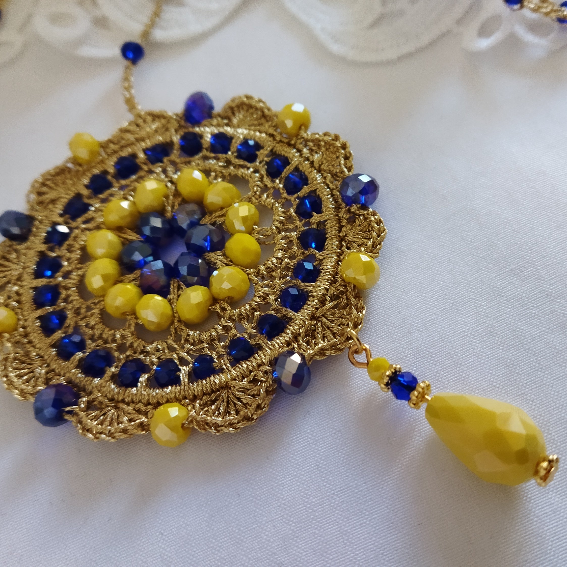 Collana con ciondolo Mandala "Sogno in Blu e Oro"